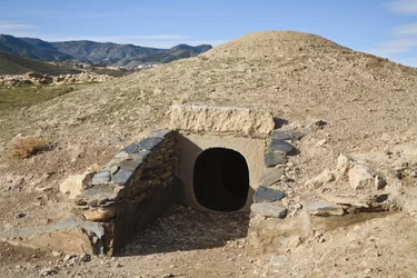 Ingång till den rekonstruerade cirkulära graven i Necropolis-området, Los Millares, nära Santa Fe Mondujar (foto)